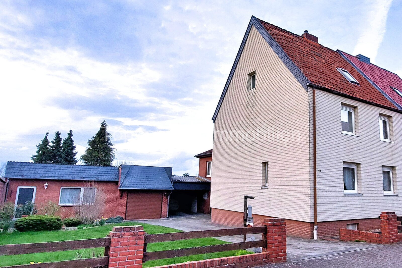 Adenstedt: RESERVIERT!!! Viel Platz für Ihre Familie! Doppelhaushälfte mit Nebengebäude, Garage und Carport  Adenstedt: RESERVIERT!!! Viel Platz für Ihre Familie! Doppelhaushälfte mit Nebengebäude, Garage und Carport