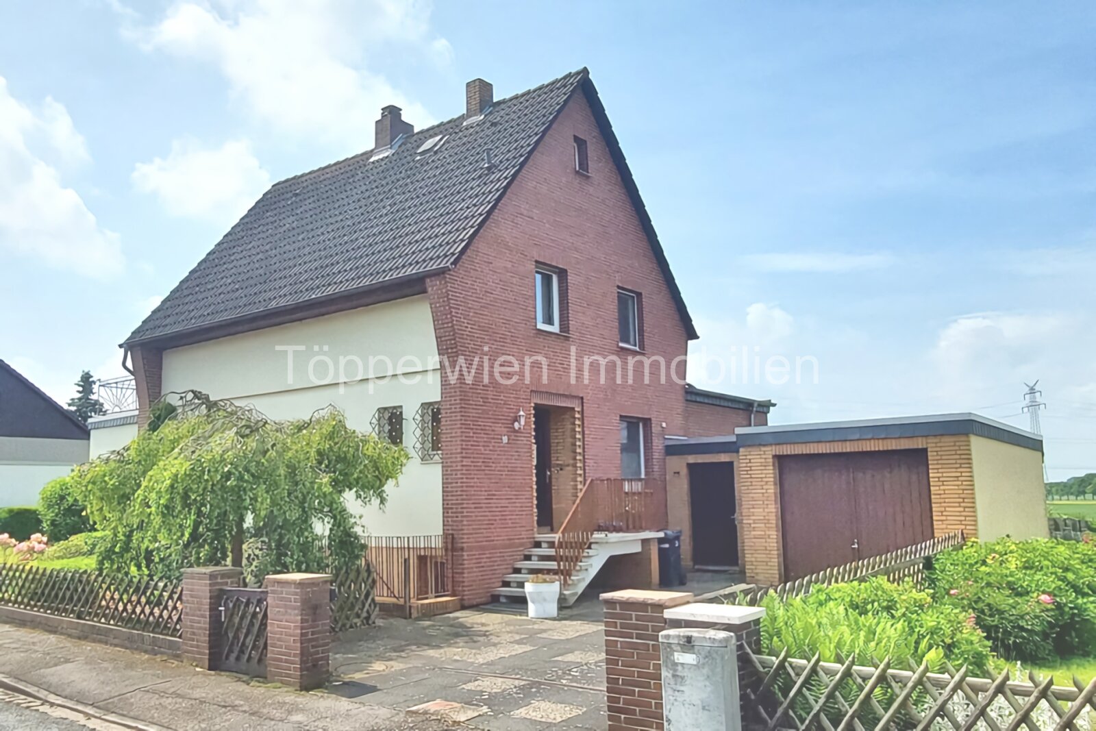 VerkauftT!!! Einfamilienhaus mit wunderschönen Fernblick, Garage, großer Terrasse und Balkon 