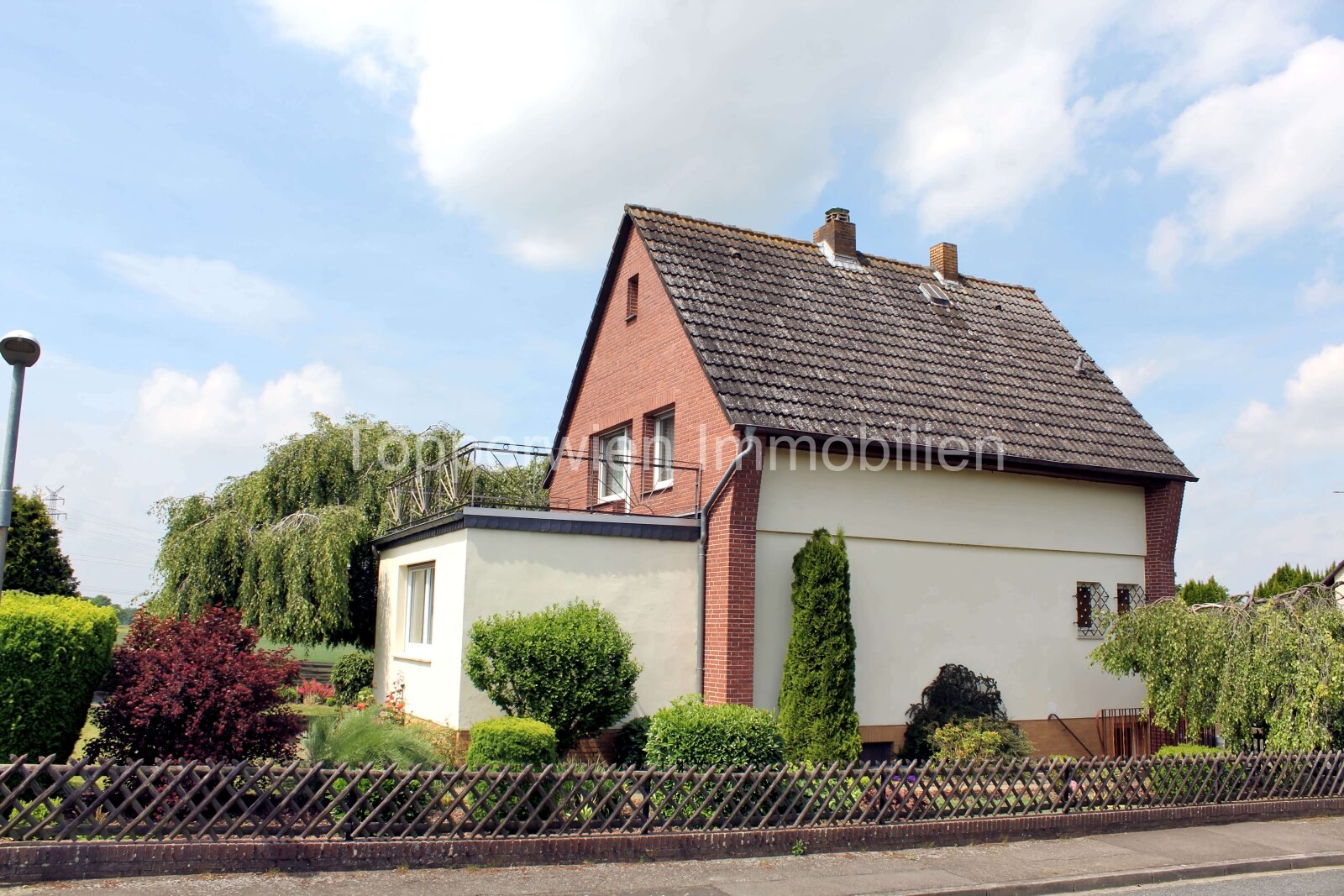 VerkauftT!!! Einfamilienhaus mit wunderschönen Fernblick, Garage, großer Terrasse und Balkon 