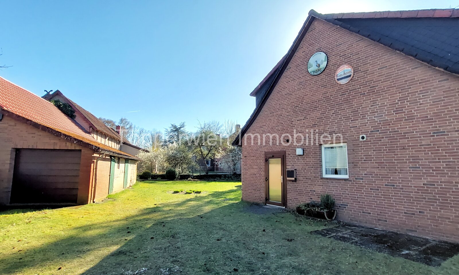 Großzügiges Einfamilienhaus mit Garage zum neu gestalten