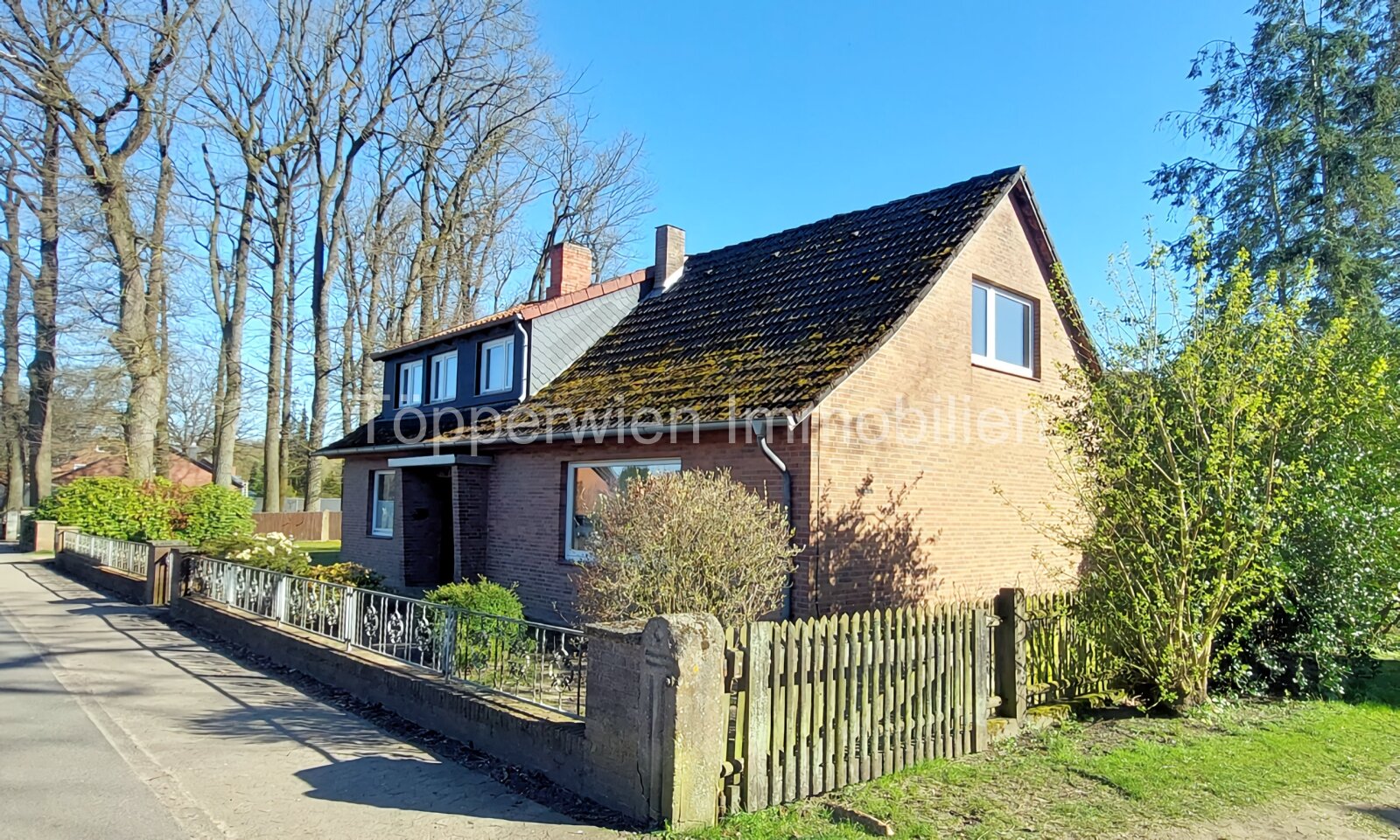 Großzügiges Einfamilienhaus mit Garage zum neu gestalten