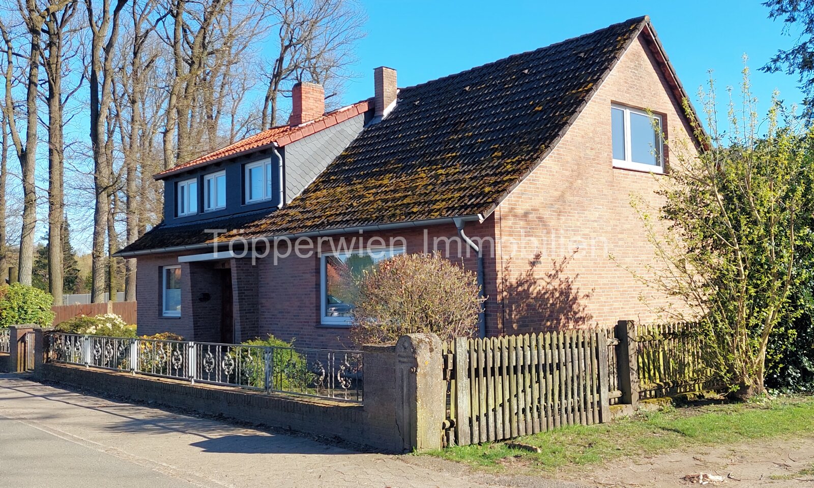 Großzügiges Einfamilienhaus mit Garage zum neu gestalten