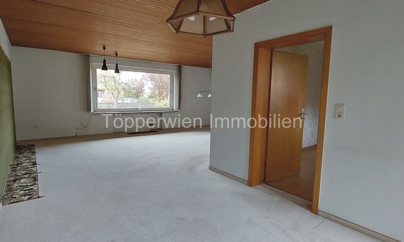 Großzügiges Einfamilienhaus mit Garage zum neu gestalten