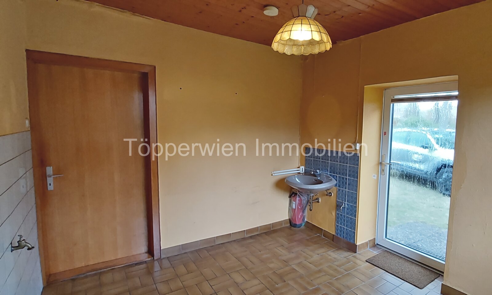 Großzügiges Einfamilienhaus mit Garage zum neu gestalten