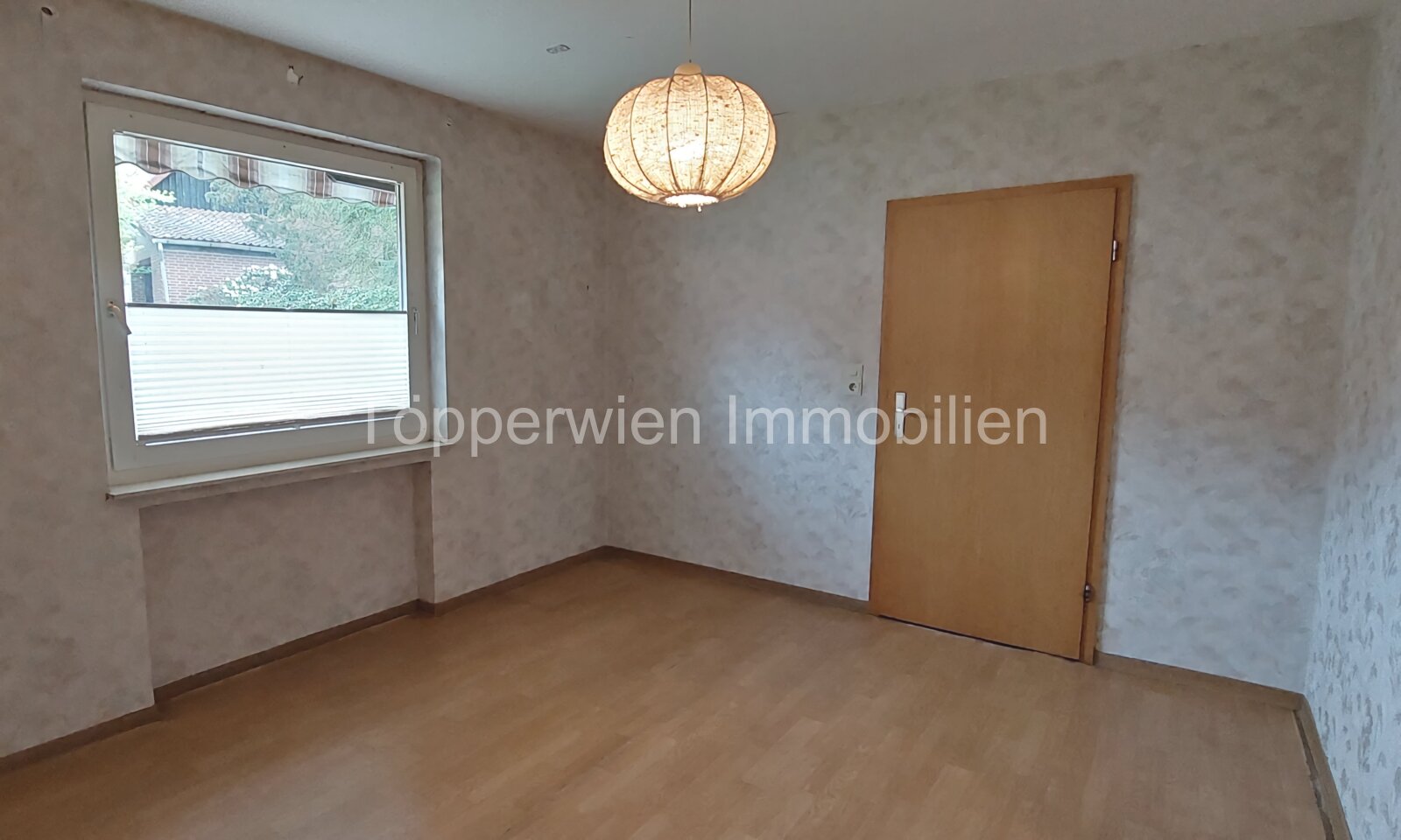 Großzügiges Einfamilienhaus mit Garage zum neu gestalten