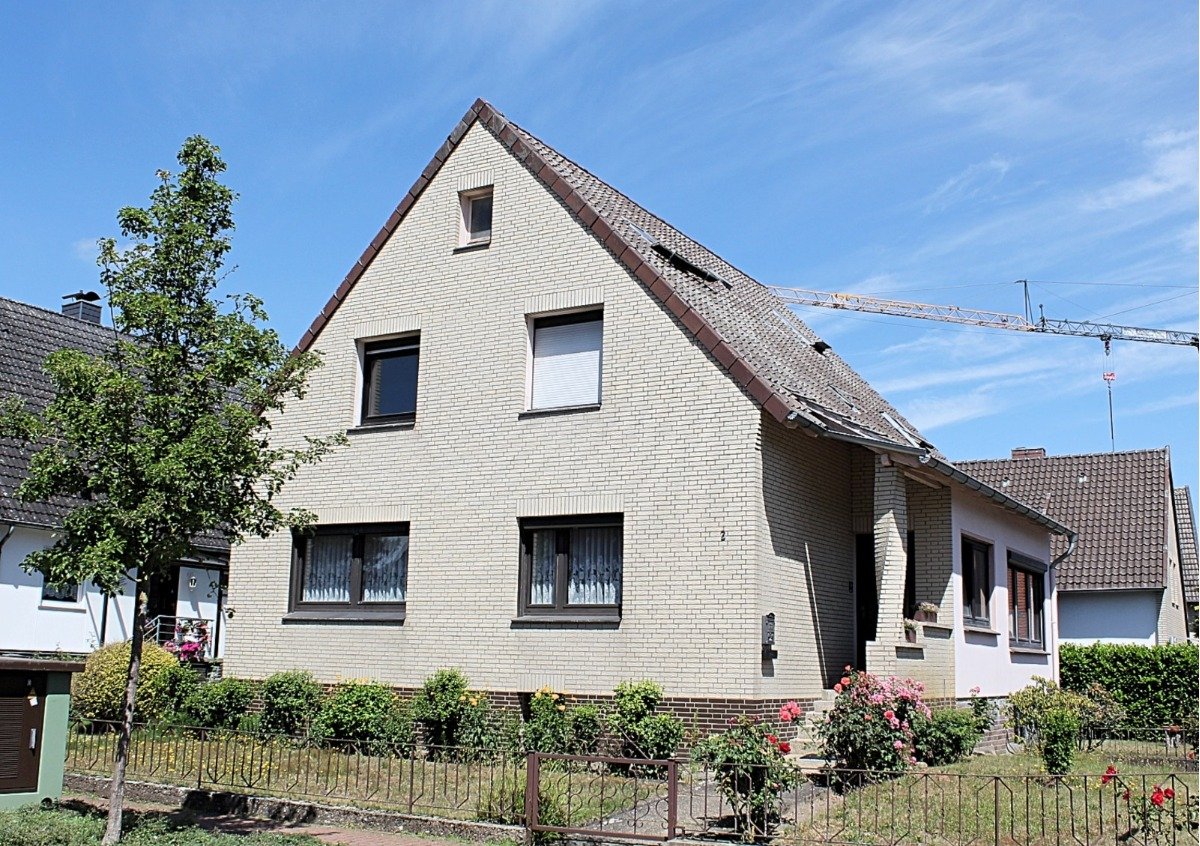 Garbsen: Verkauf eines Zweifamilienhauses mit Garage und großzügiger Dachterrasse 