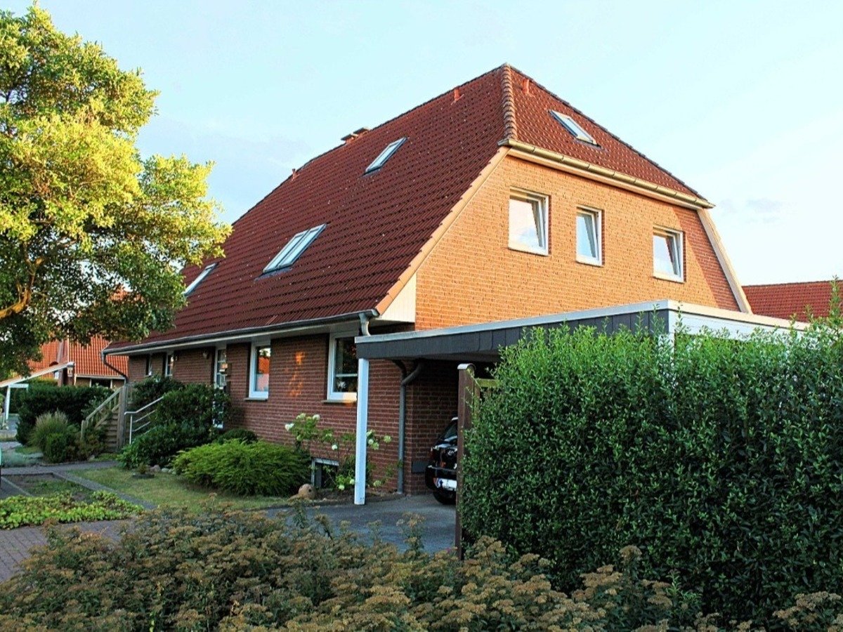 Stadthagen: RESERVIERT! Provisionsfrei, Preisreduzierung, Großzügige Doppelhaushälfte mit 2 Wohneinheiten, Keller, Loggia und Doppelcarport zu verkaufen 