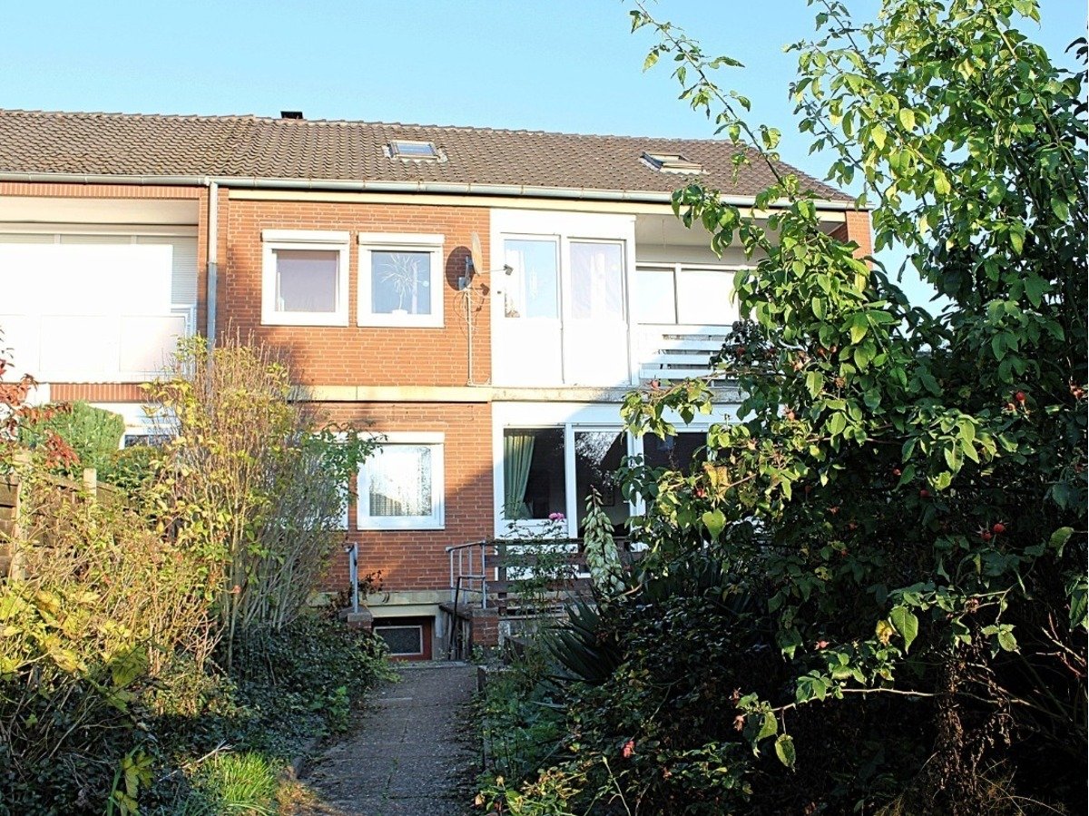 Hannover: RESERVIERT!!! Neuer Preis! Reihenendhaus mit 2 Wohnungen, 2 Garagen, großem Grundstück in Hannover/Misburg zu verkaufen 