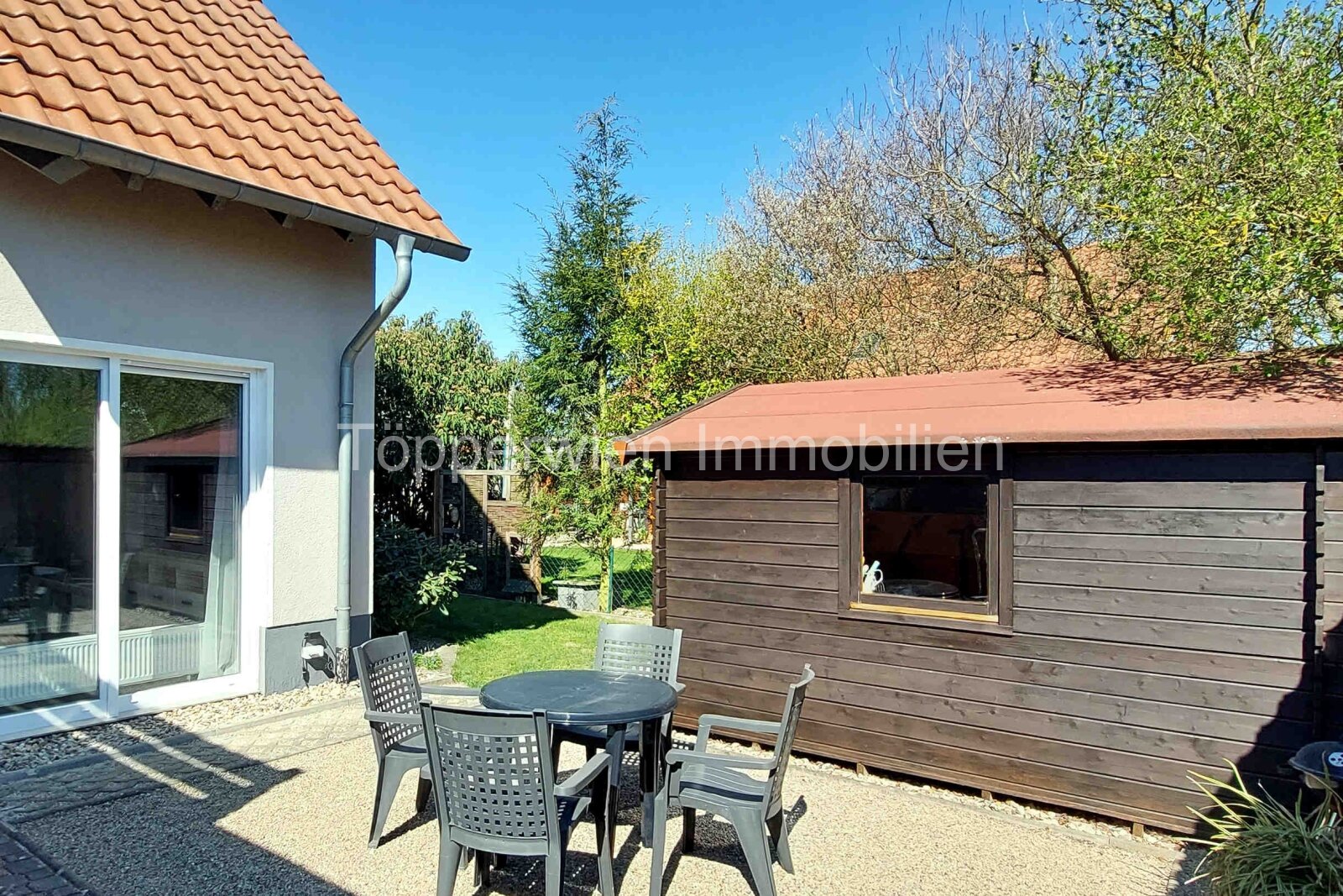 Holzgartenhaus mit Sitzmöglichkeit Holzgartenhaus mit Sitzmöglichkeit