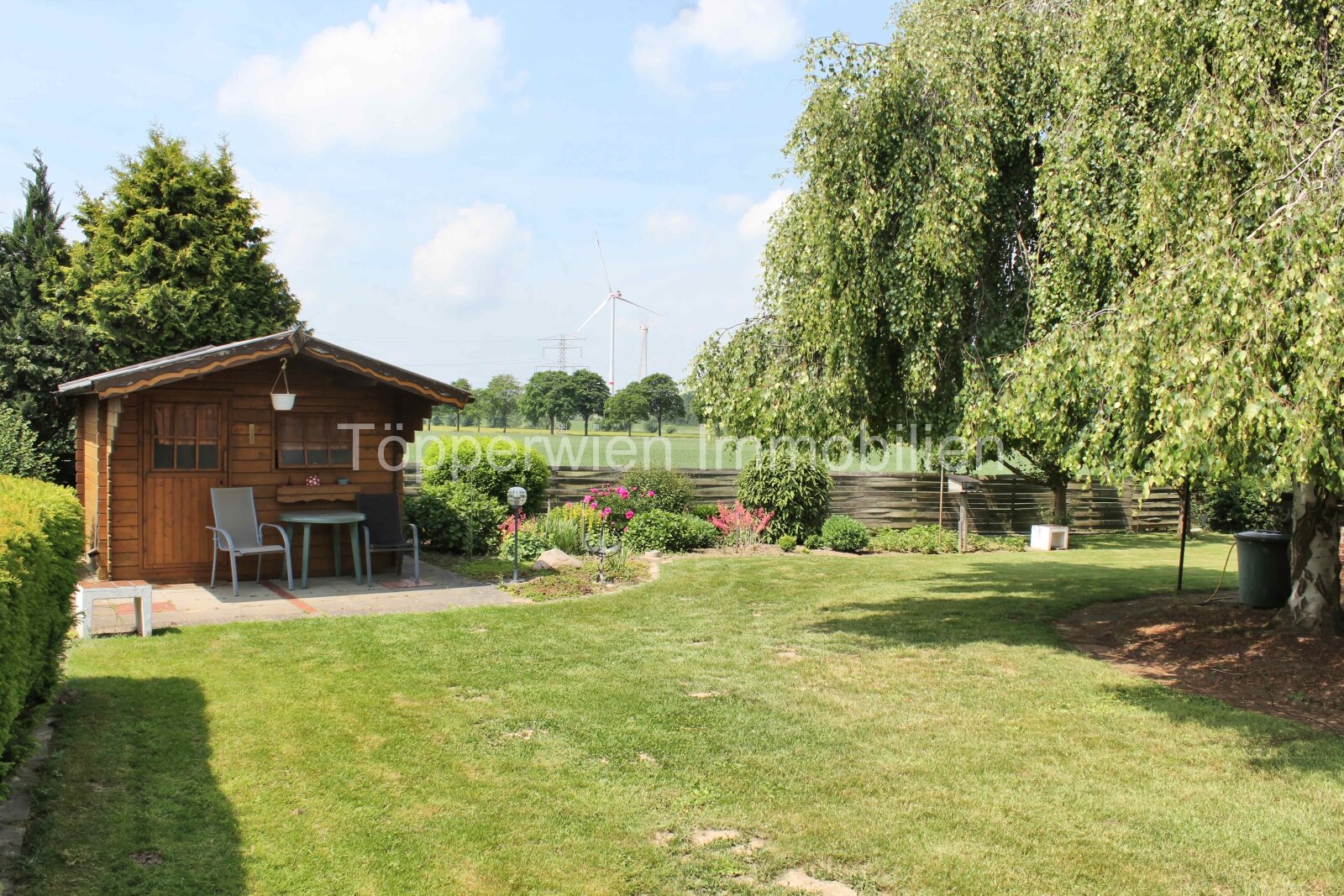 Garten mit Holzgartenhaus Garten mit Holzgartenhaus