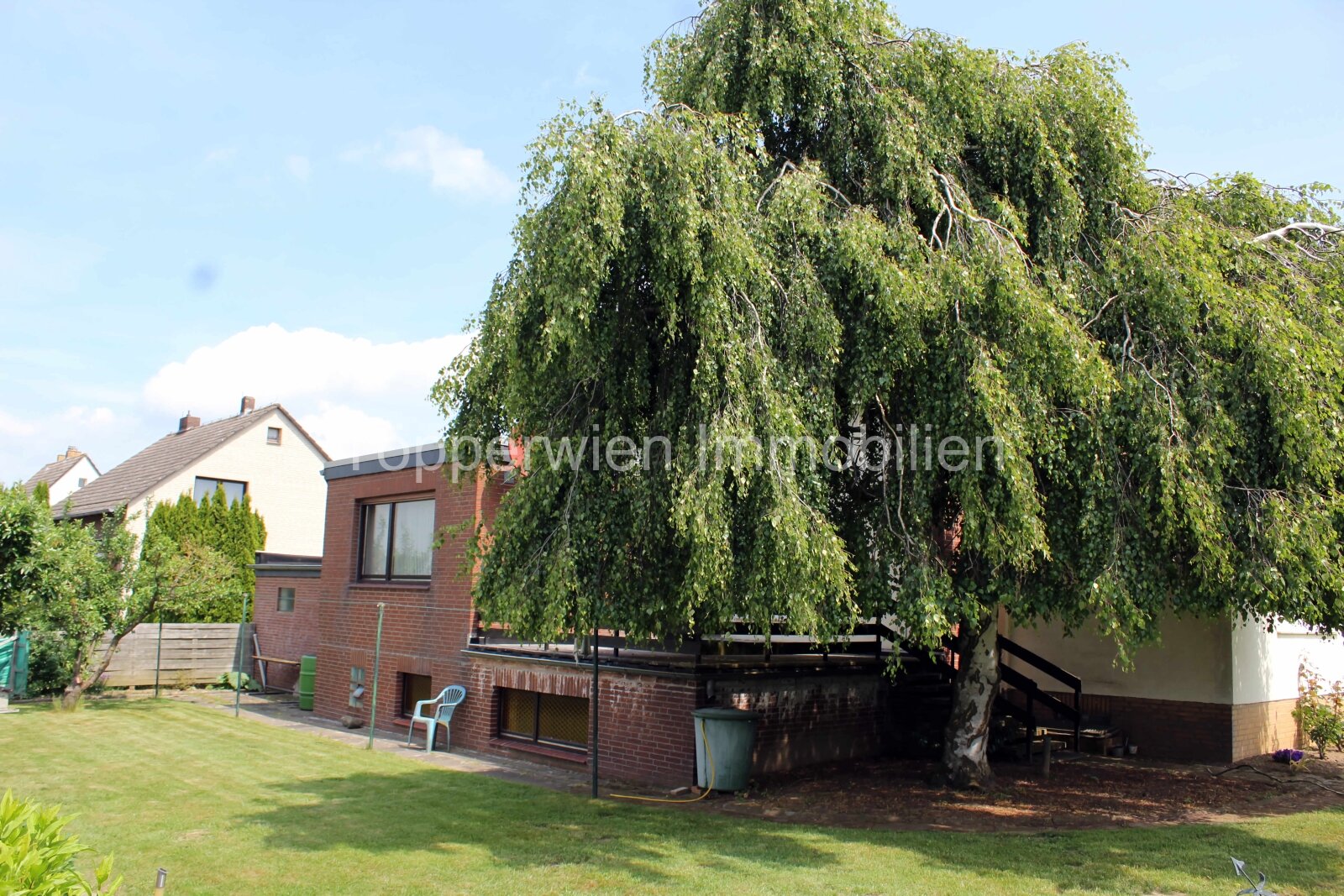 Garten Blick zur Terrasse und Anbau Garten Blick zur Terrasse und Anbau