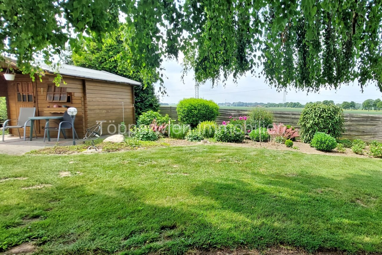 Garten mit Holzgartenhaus Garten mit Holzgartenhaus