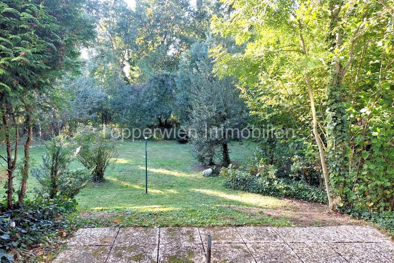 Terrasse mit Blick in den Garten