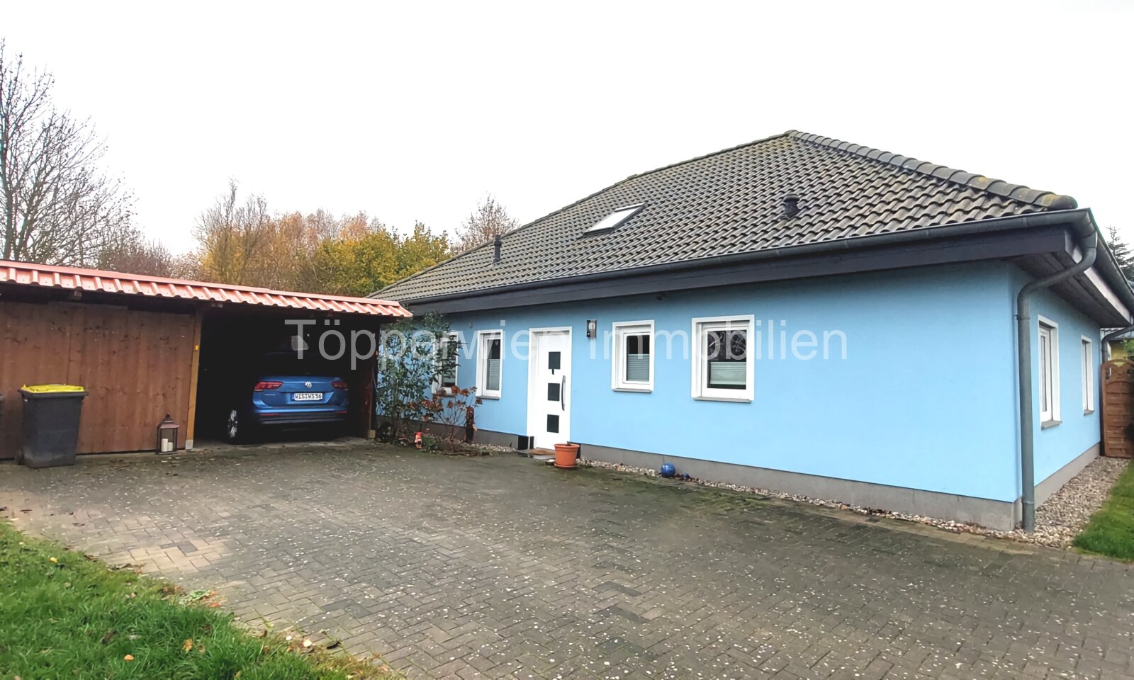 Eingangsbereich mit Doppelcarport